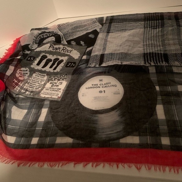 Collection 18 Scarf - Picture 3 of 4